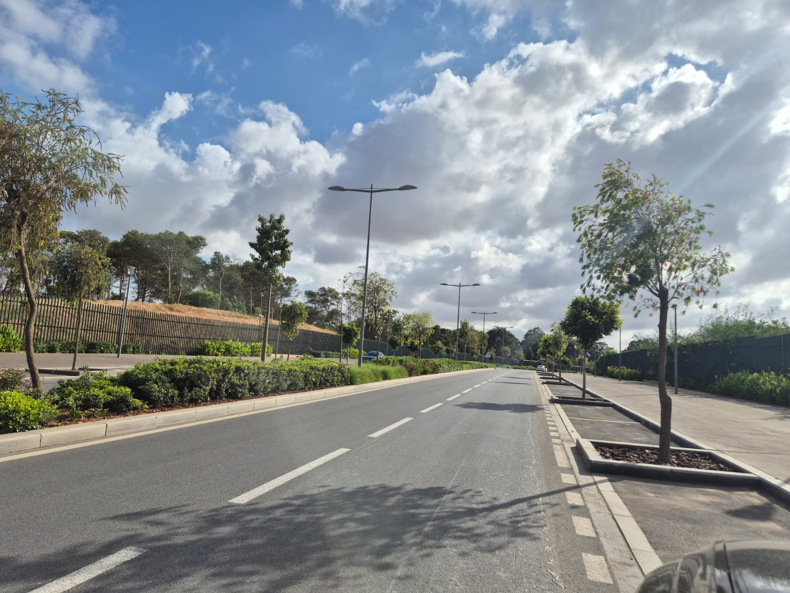 Luminaires LED installés sur une voie publique