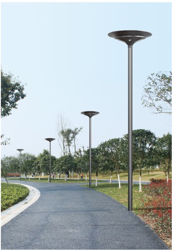 Luminaires solaires installés dans un espace vert
