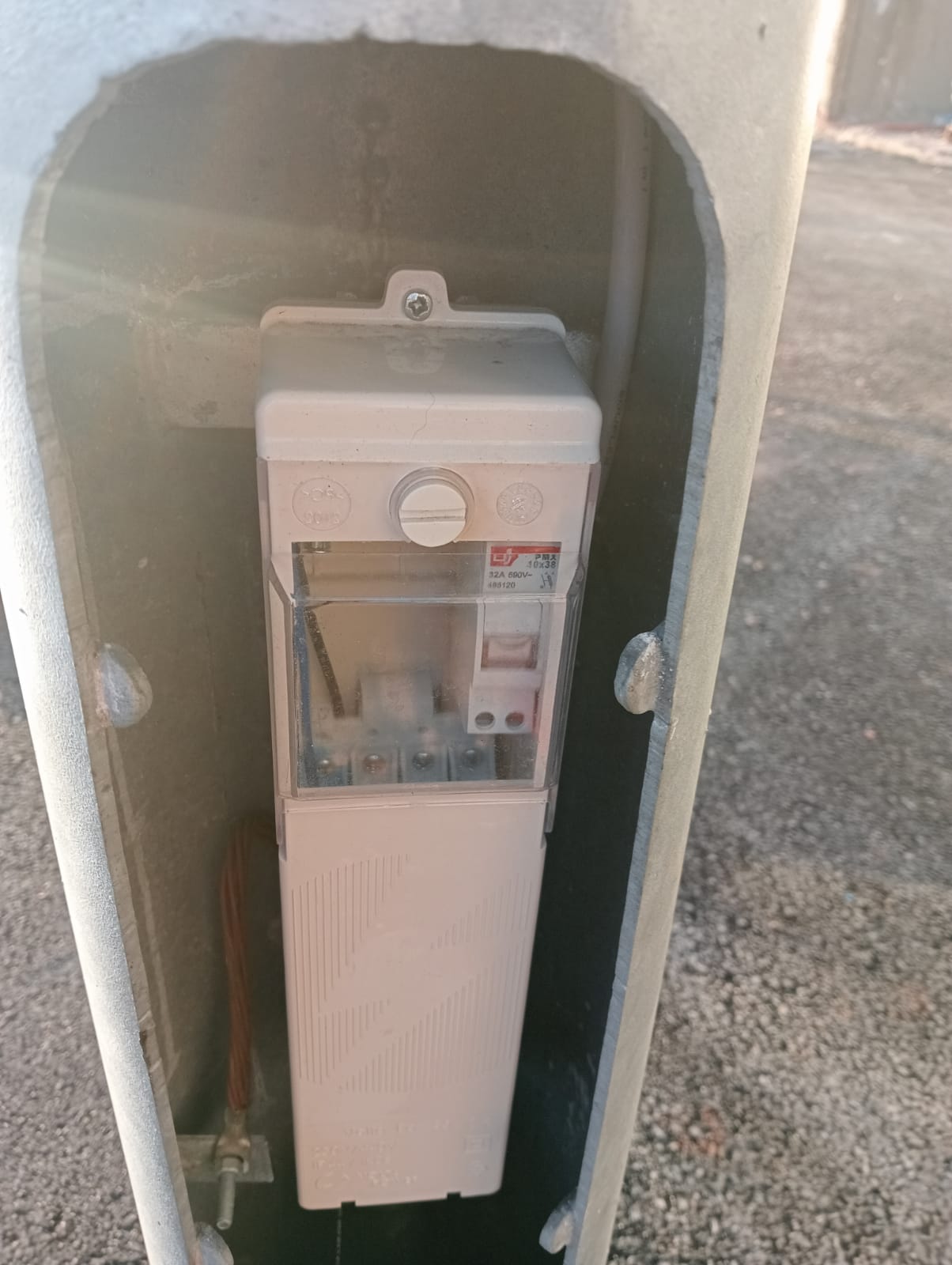 Boîtier pied de mât installé dans un candélabre